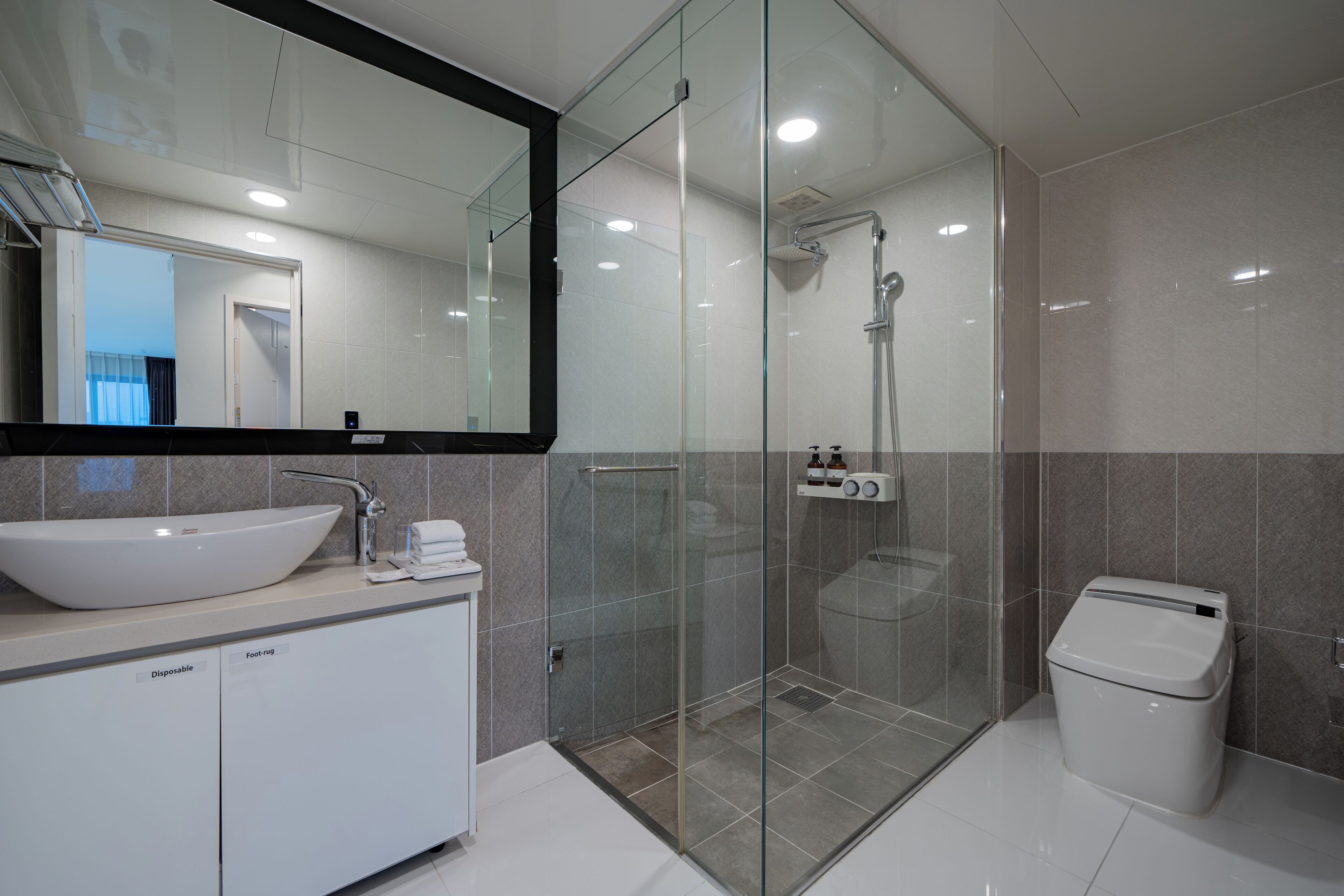 Presidentiële suite | Badkamer | Een douche, een regendouche, designer toiletartikelen, een haardroger