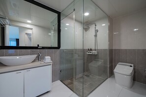 Presidentiële suite | Badkamer | Een douche, een regendouche, designer toiletartikelen, een haardroger