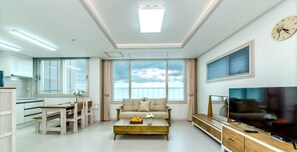 B Type | Living area | Flat-screen TV - Jeju Jukwang Resort (Jeju City)