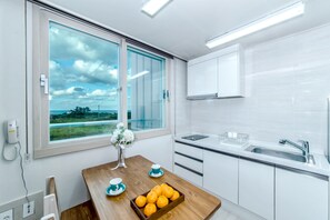 B Type | Privat køkken | Køleskab/fryser i fuld størrelse, mikrobølgeovn, kogeplade, elkedel