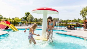 A water park with a large mushroom water feature, a slide, and a pool area. - TopParken Parc de IJsselhoeve (Nieuwerkerk aan den IJssel)