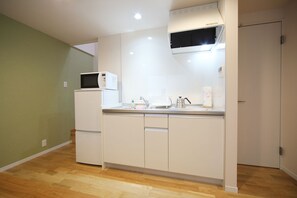 Fridge, microwave, stovetop, cookware/dishes/utensils - Sangendou (Kyoto)