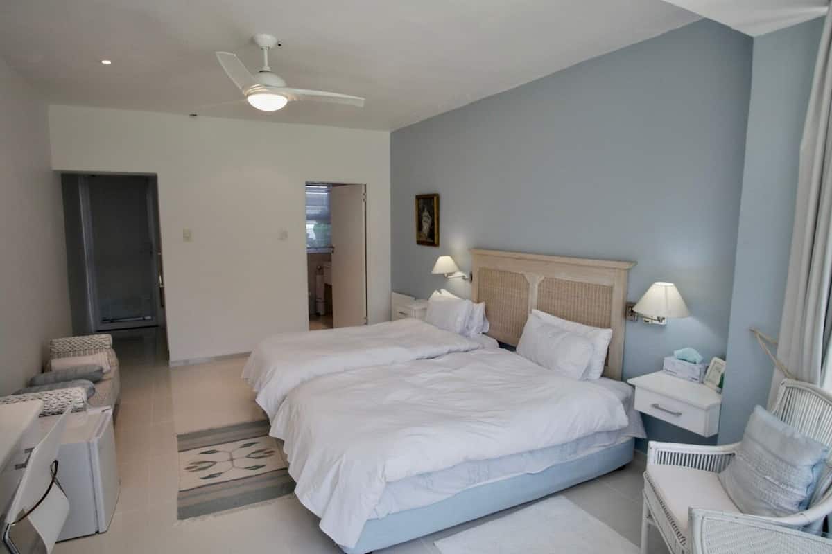 Zimmersafe, Verdunkelungsvorhänge, kostenloses WLAN, Bettwäsche