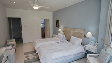 Zimmersafe, VerdunkelungsvorhÀnge, kostenloses WLAN, BettwÀsche