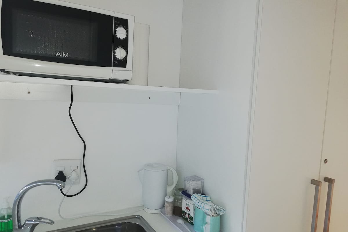 Kühlschrank, Mikrowelle, Wasserkocher mit Kaffee-/Teezubehör