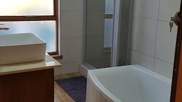Romantic Room | Bathroom | Shower, hair dryer, towels