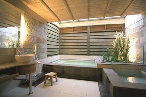 Honeymoon Double Room | Bathroom | Separate tub and shower, free toiletries, hair dryer, slippers - The Mountain Star (Taipei)