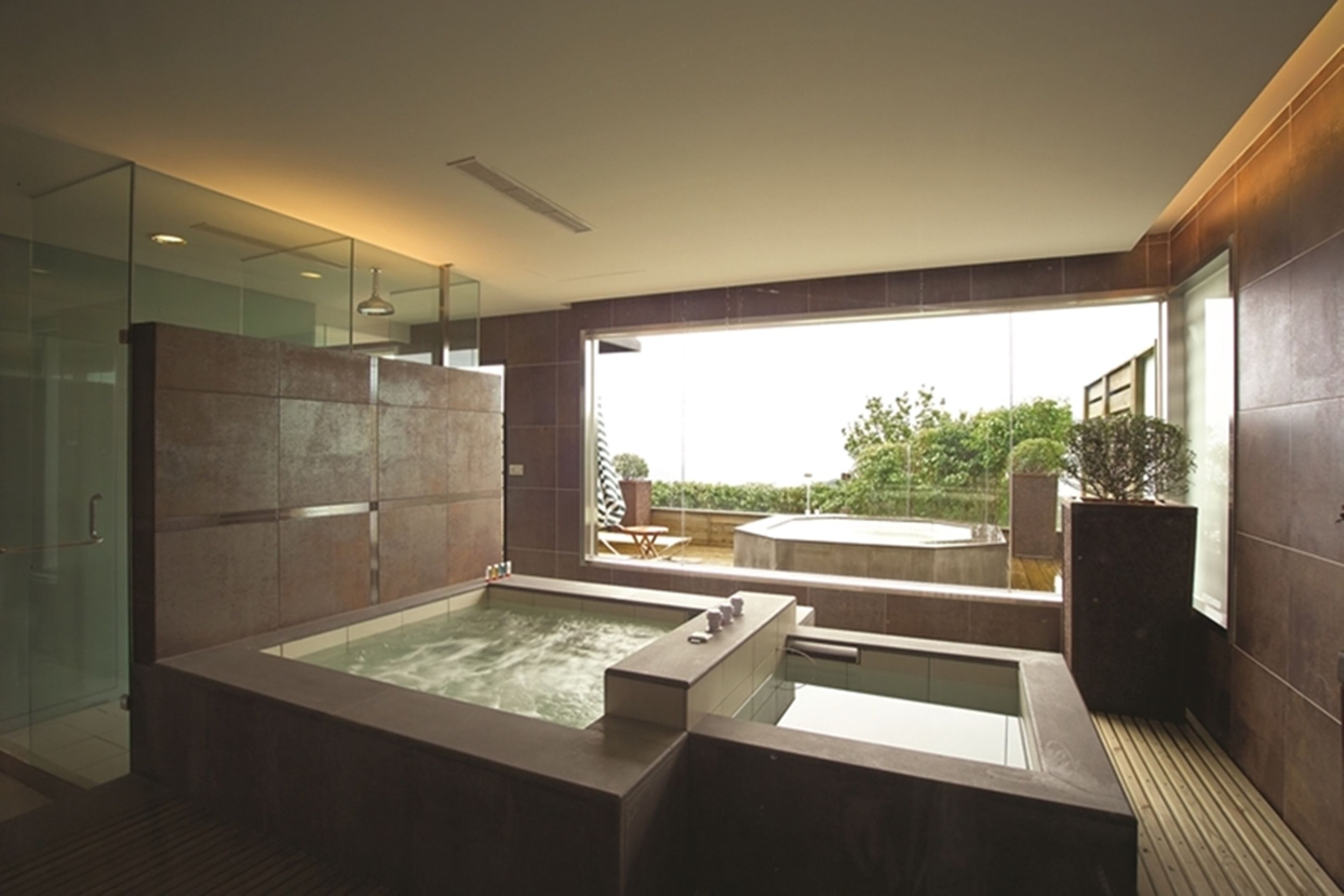 Deluxe Room | Deep-soaking bathtub