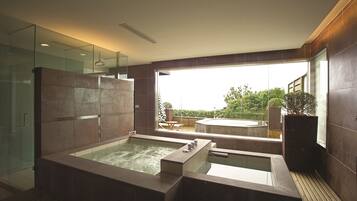 Deluxe Room | Deep-soaking bathtub