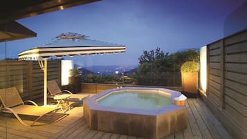 Deluxe Room | Outdoor spa tub