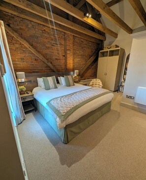Premium bedding, desk, iron/ironing board, free WiFi - The Partridge (Warrington)