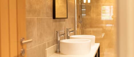 Classic Double or Twin Room, 1 Bedroom | Bathroom | Shower, rainfall showerhead, free toiletries, towels