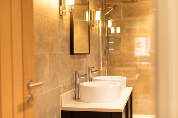 Classic Double or Twin Room, 1 Bedroom | Bathroom | Shower, rainfall showerhead, free toiletries, towels
