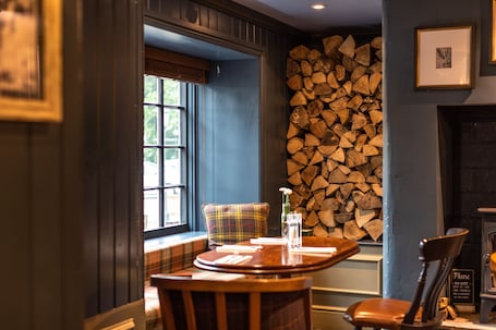 供应早餐、午餐和晚餐,英国菜