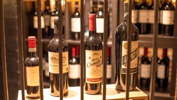 Varias botellas de vino exhibidas en un espacio bien iluminado y ordenado, probablemente en una tienda de vinos o sala de degustación.