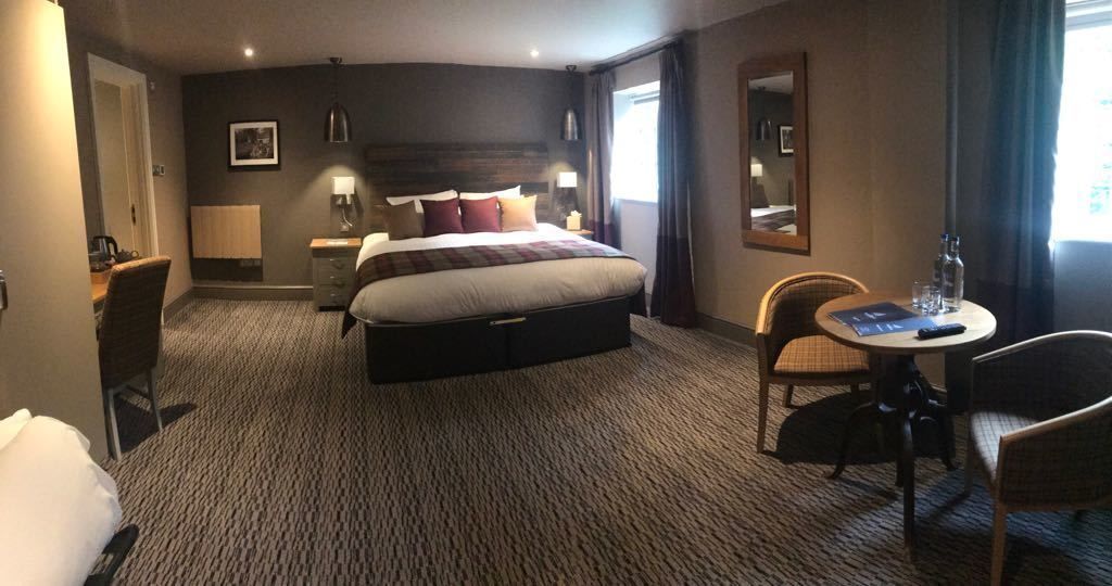 Bộ đồ giường cao cấp, bàn, bàn ủi/dụng cụ ủi quần áo 