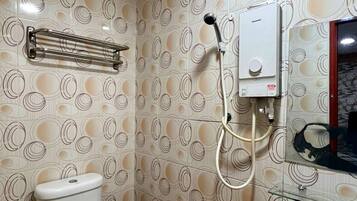 Quarto quádruplo | Banheiro | Chuveiro, produtos de toalete grátis