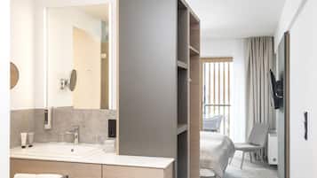 Habitación estándar con 1 cama doble o 2 individuales, 1 habitación, balcón, vistas a la montaña | Baño | Artículos de higiene personal gratuitos, secador de pelo y albornoces