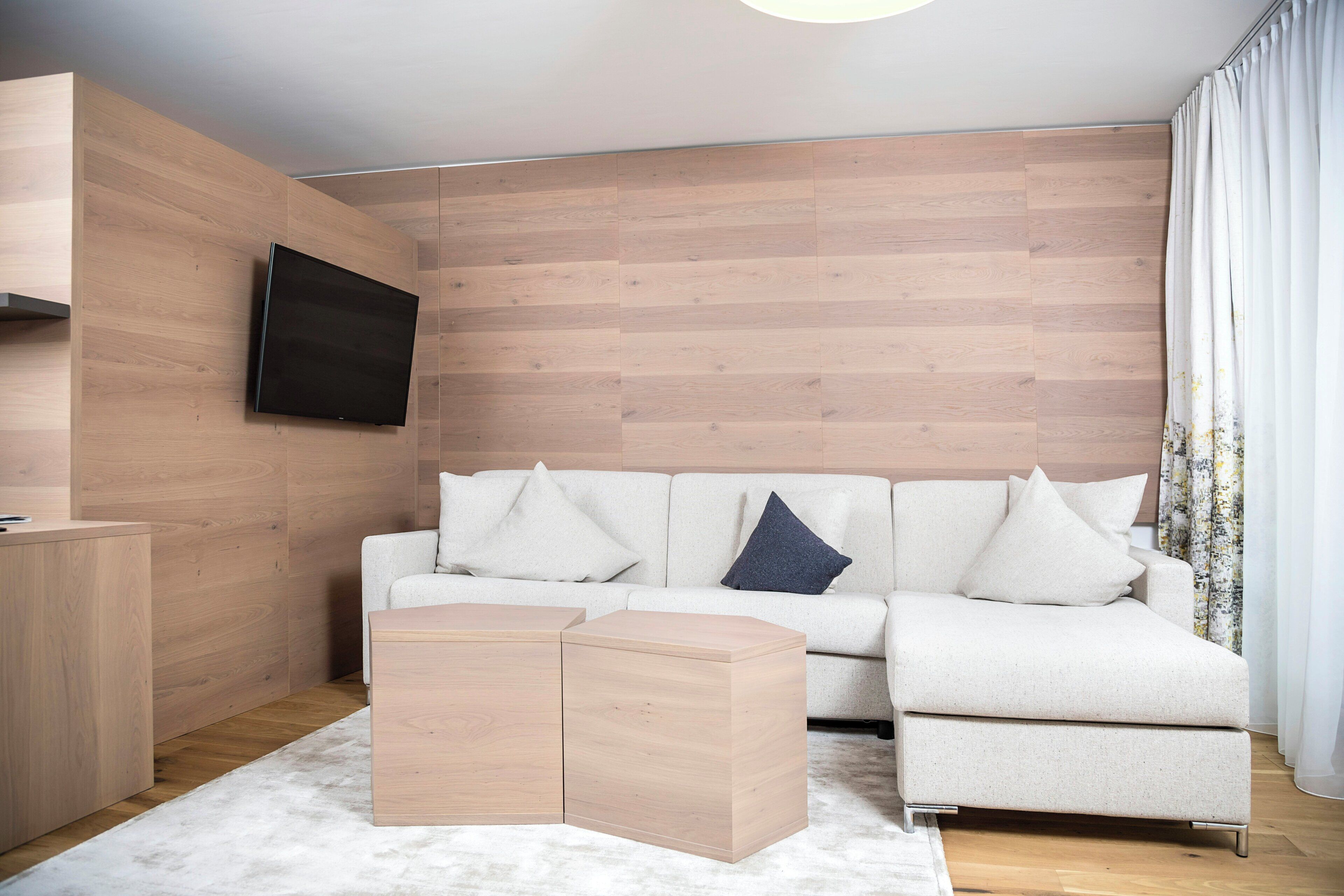 Ropa de cama hipoalergénica y caja de seguridad en la habitación 