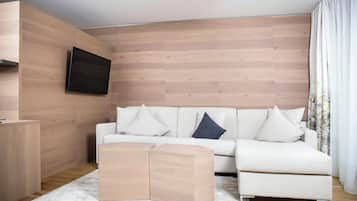 Ropa de cama hipoalergénica y caja de seguridad en la habitación