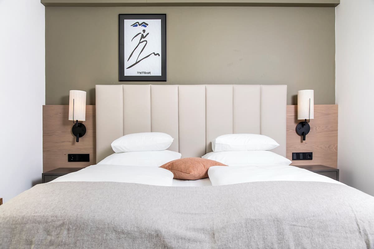 Classic Double Room (Plus) | Peti besi dalam bilik, meja, langsir/tirai gelap terus, kalis bunyi