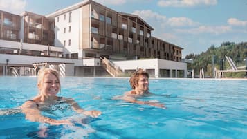 Innenpool, 2 Außenpools, Sonnenschirme, Liegestühle