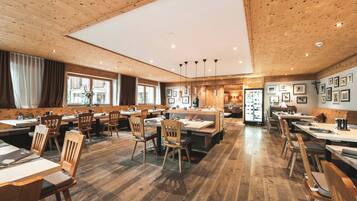 2 restaurants; lunch and dinner served