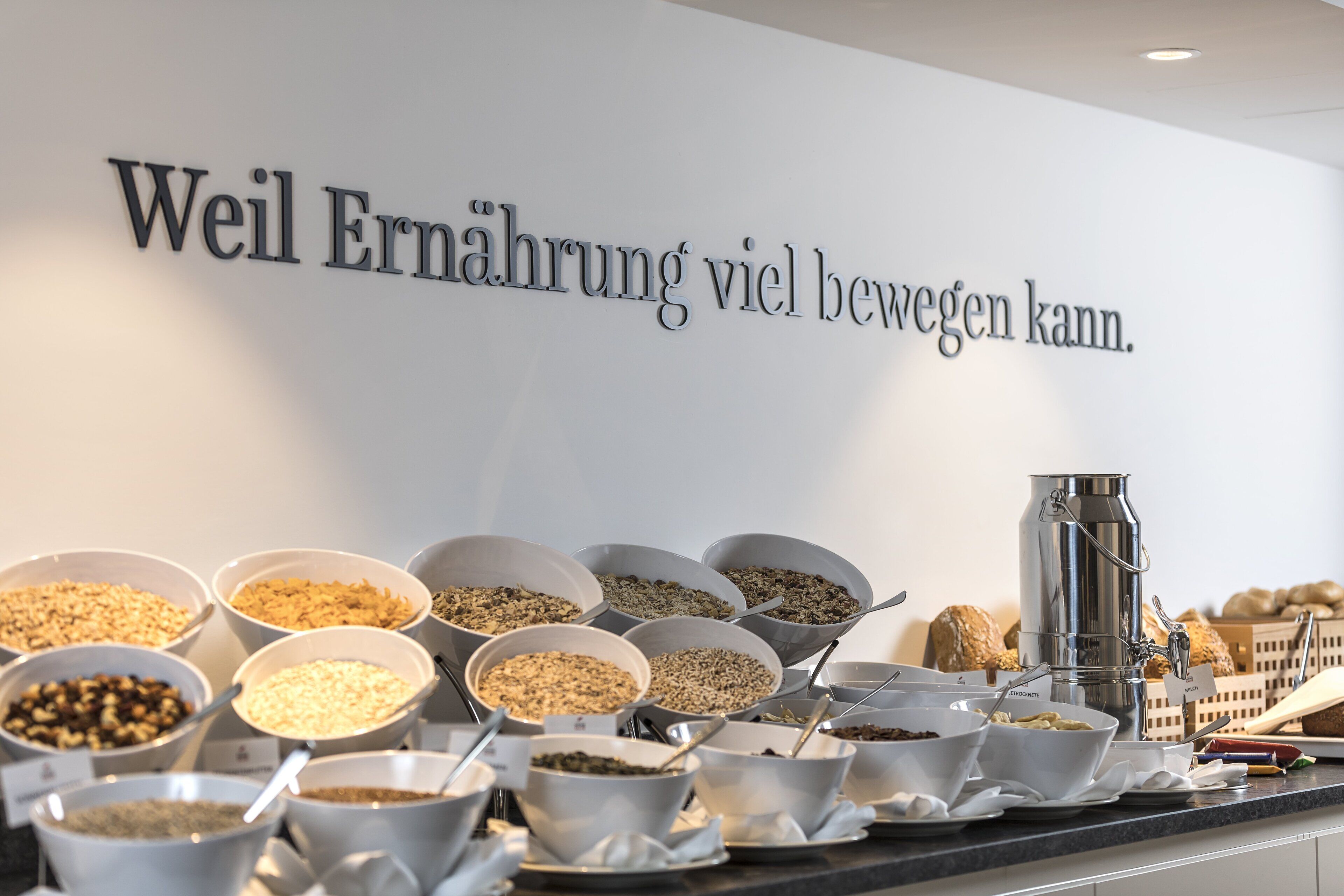 2 restaurants, lunch, dinner served; international cuisine