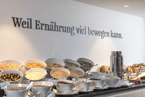 2 restaurantes; se sirve almuerzo y cena