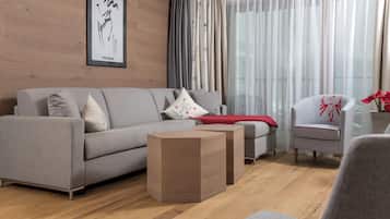 Caja fuerte, escritorio, cortinas opacas y sistema de insonorización