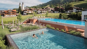 Innenpool, 2 Außenpools, Sonnenschirme, Liegestühle