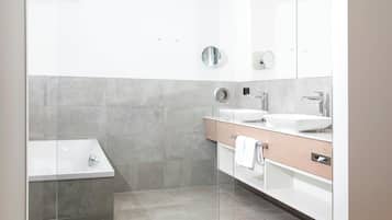 Gratis toiletartikelen, een haardroger, badjassen, pantoffels