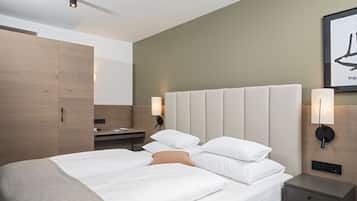 Habitación estándar con 1 cama doble o 2 individuales, 1 habitación, balcón, vistas a la montaña | Ropa de cama hipoalergénica, caja fuerte, escritorio y cortinas opacas