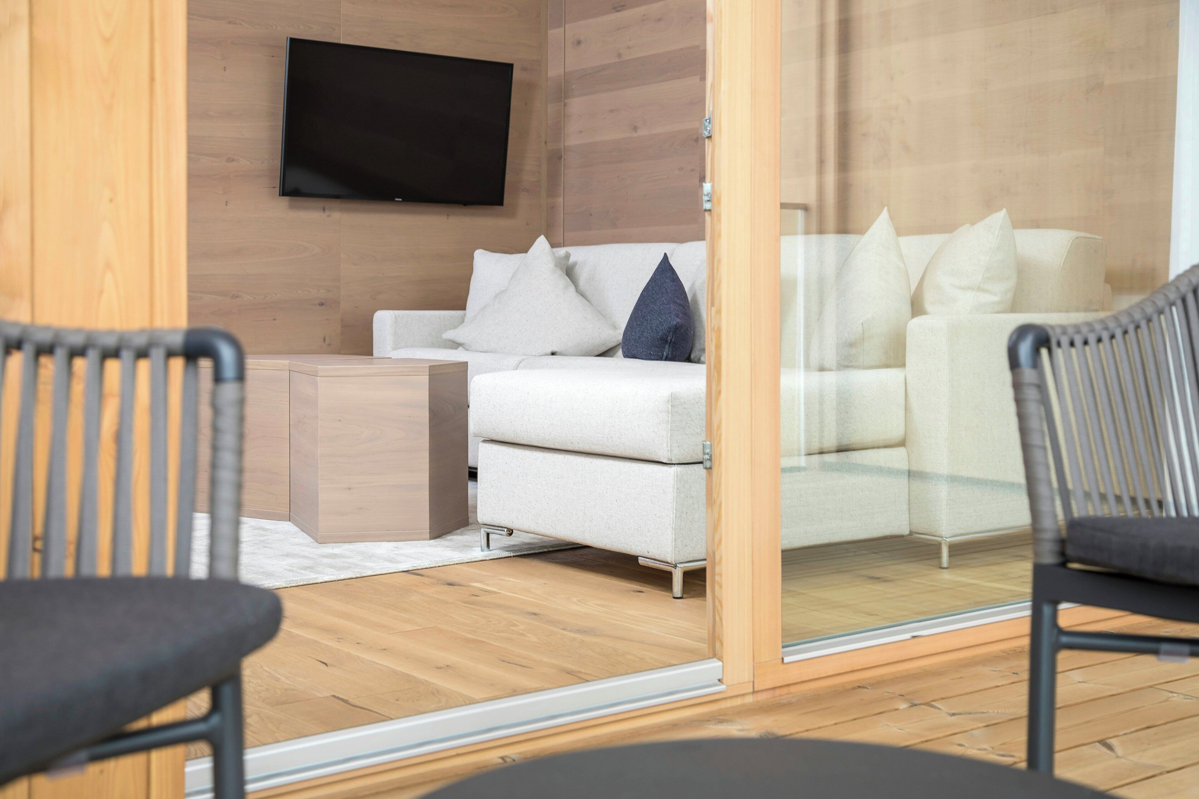 Ropa de cama hipoalergénica y caja de seguridad en la habitación 