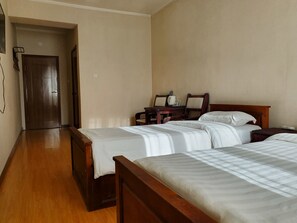 Habitación con 2 camas individuales | Sala de estar | Televisión LCD