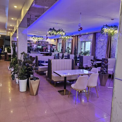 Land Hotel
