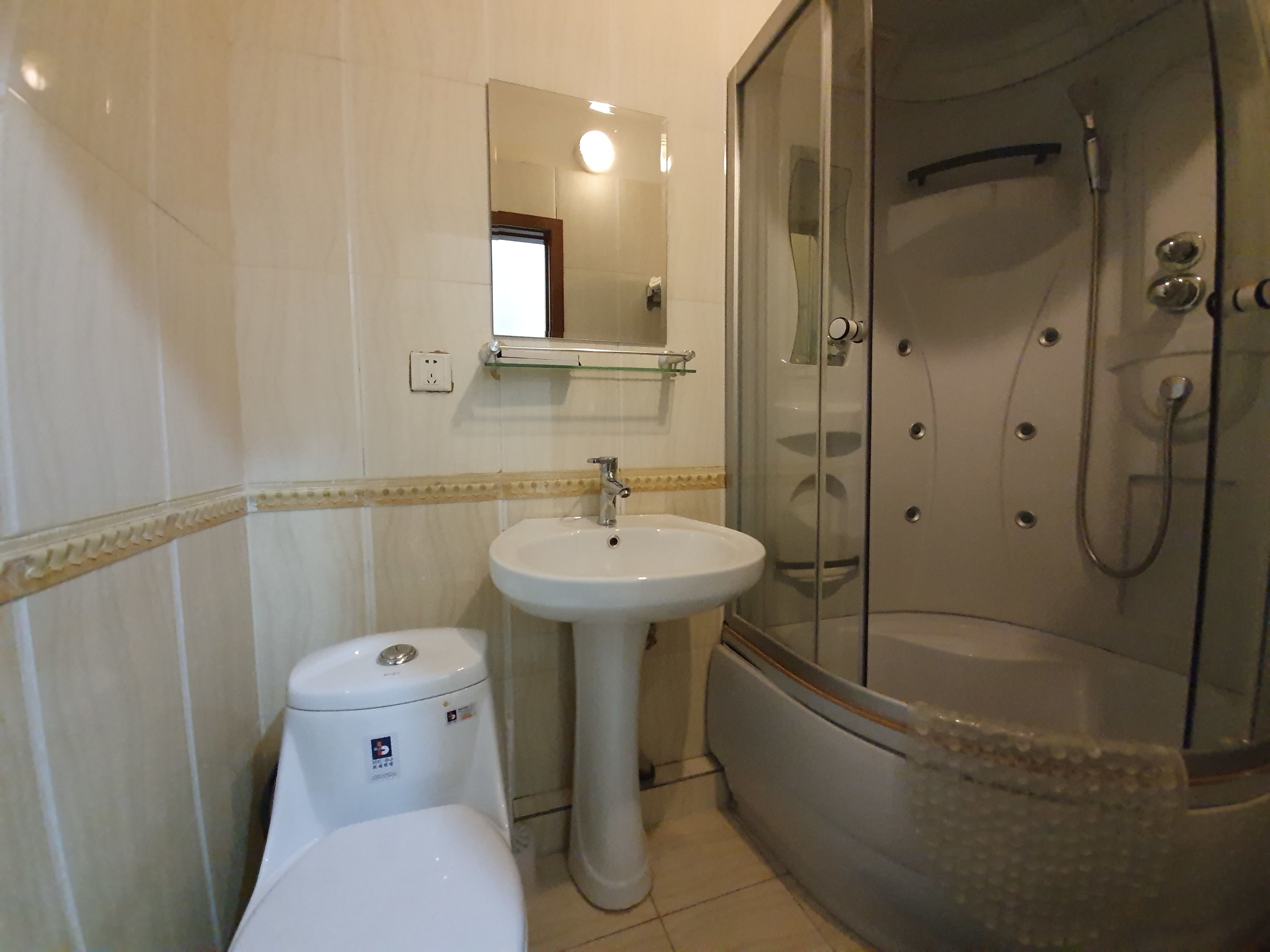 single room | bathroom | combined shower/bathtub, rainfall showerhead, free toiletries, slippers