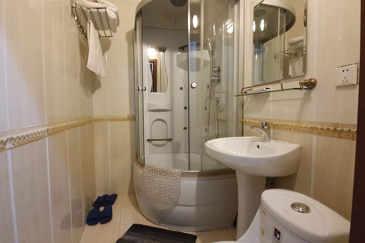combined shower/bathtub, rainfall showerhead, free toiletries, slippers