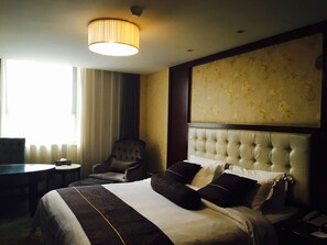 Minibar, in-room safe, desk, blackout curtains - Tianjin Mehood Hotel (Tianjin)