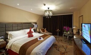 Frigobar, cofres nos quartos, escrivaninha, cortinas blackout