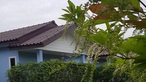Un edificio con tejado de baldosas y patio empedrado.