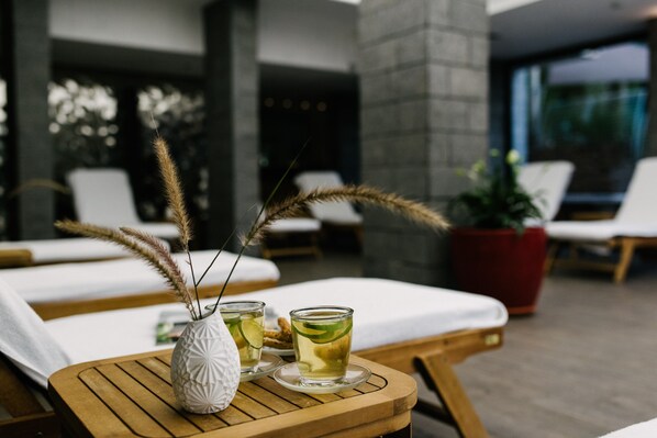 Salas de tratamiento para parejas, sauna y tina de hidromasaje