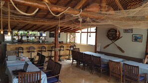 Se sirven desayunos, almuerzos y cenas; cocina turca