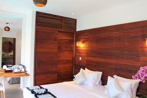 Phòng 2 giường đơn Superior, quang cảnh hồ bơi | Minibar, két bảo mật tại phòng, bàn, màn/rèm cản sáng 