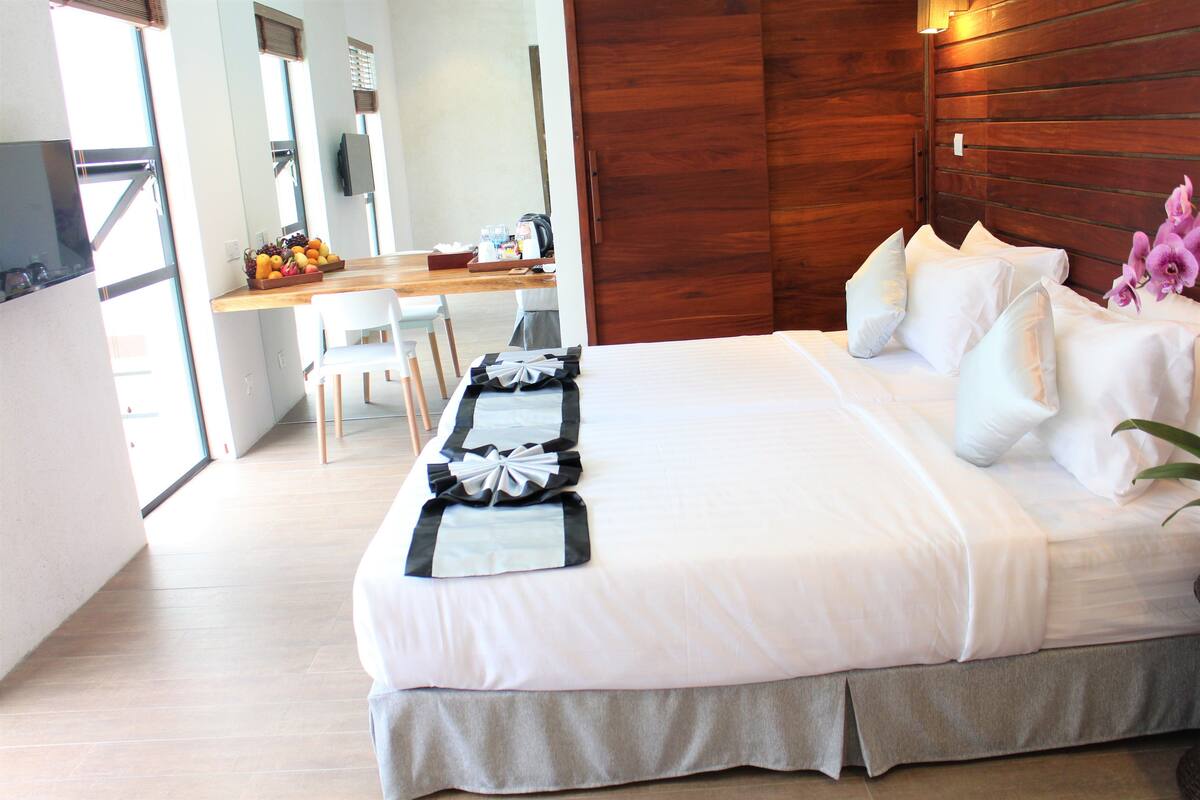 Habitación superior con 2 camas individuales, vistas a la piscina | Minibar, caja fuerte, escritorio y cortinas opacas