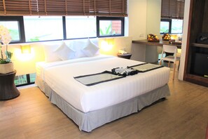 Rom – executive (Fish Pond View) | Minibar, safe på rommet, skrivebord og blendingsgardiner