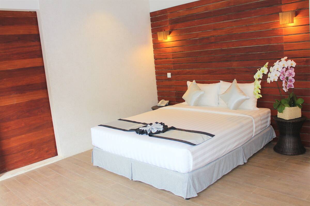 Habitación Premier doble | Minibar, caja fuerte, escritorio y cortinas opacas
