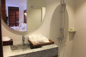 Superior Triple Room | Bathroom | Free toiletries, hair dryer, bathrobes, slippers - De Ninth Boutique Hotel Spa (Phnom Penh)