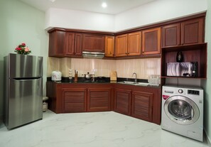 Apartamento, 1 quarto, sacada | Cozinha privada | Geladeira, micro-ondas, cooktop, chaleira elétrica