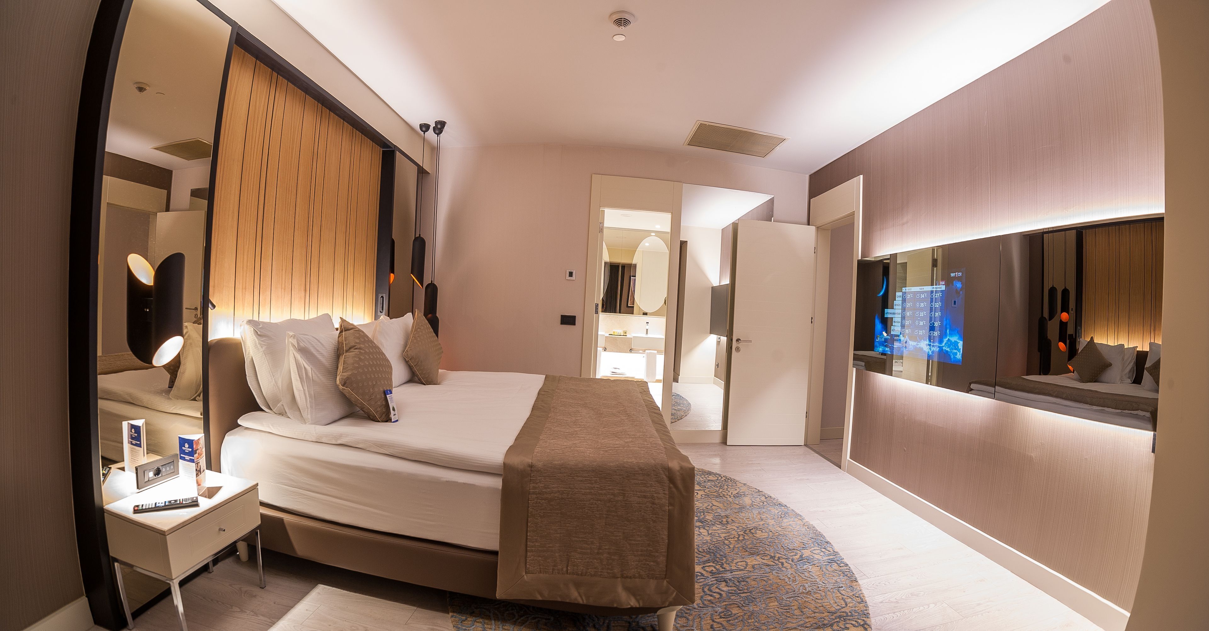 高档床上用品、迷你吧、客房内保险箱、办公桌